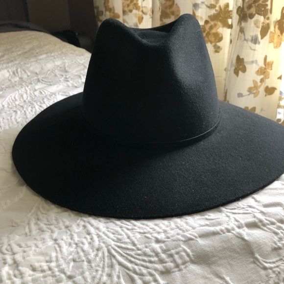 LACK OF COLOR - Picture 3 of 6